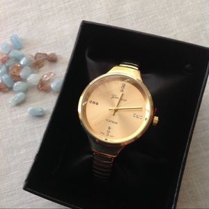 💖 NWB Goldtone with Crystals Ribbed Cuff Watch 💖